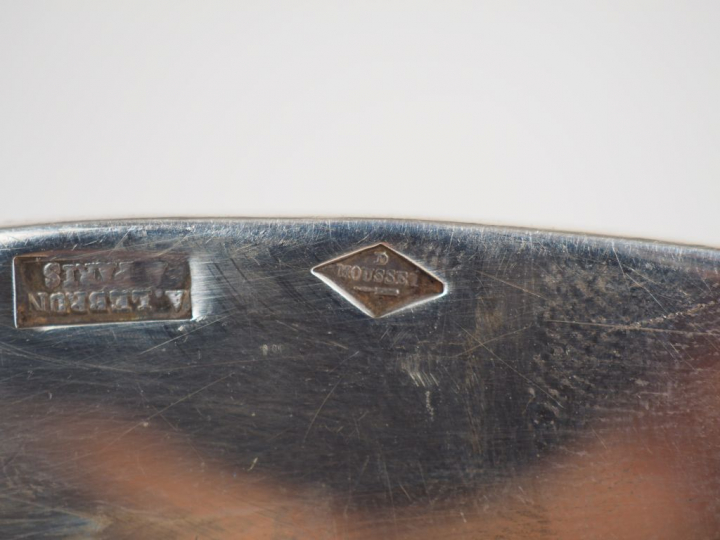 Plat ovale de style Louis XV en argent, poinçon Minerve, modèle à file