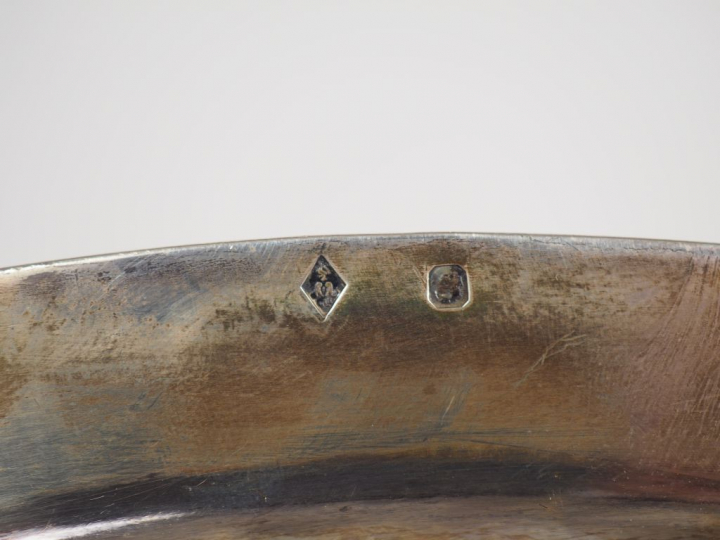 Grand plat ovale de style Louis XV en argent, poinçon Minerve, modèle 