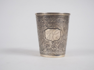 Vente aux enchères Grande timbale de style Extrême-orient en argent, à décor de scène ani