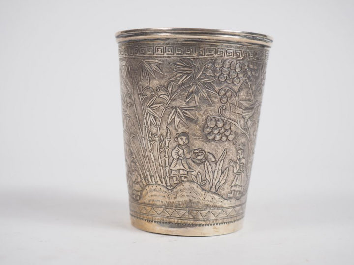 Grande timbale de style Extrême-orient en argent, à décor de scène ani
