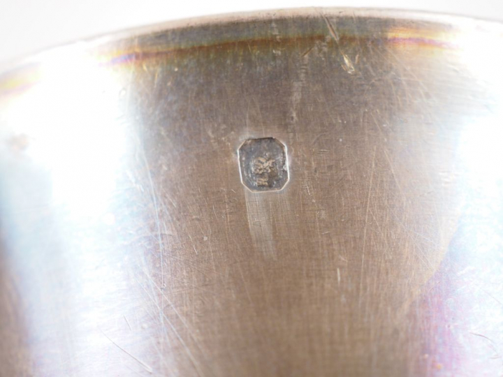 Lot comprenant :  - une timbale et un rond de serviette assorti en arg