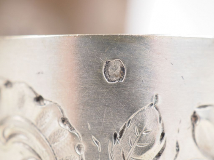 Lot comprenant :  - une timbale et un rond de serviette assorti en arg
