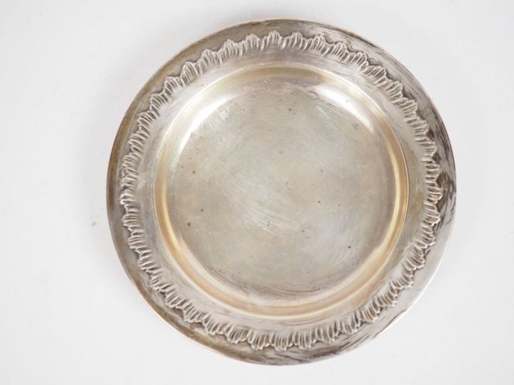 Vide poche de style Louis XV en argent, poinçon Minerve.  Diam. 16,5 c