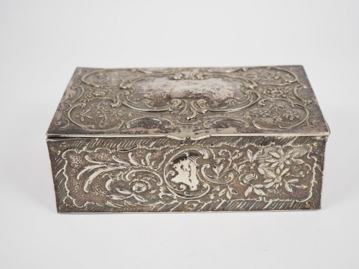 Coffret en argent, à décor au repoussé de fleurs et de rinceaux.  6 x 