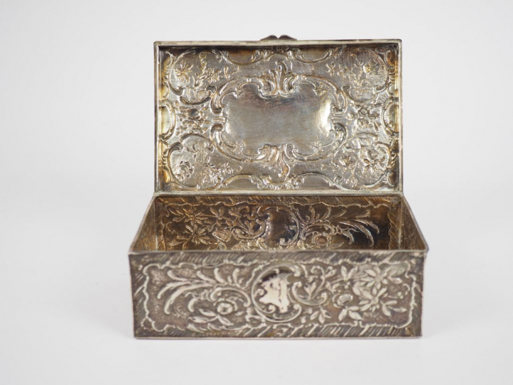 Coffret en argent, à décor au repoussé de fleurs et de rinceaux.  6 x 