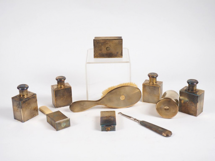 Nécessaire de toilette de voyage en vermeil. Comprenant :  - une boite