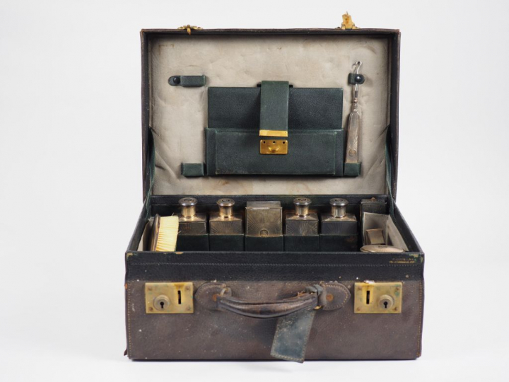 Nécessaire de toilette de voyage en vermeil. Comprenant :  - une boite