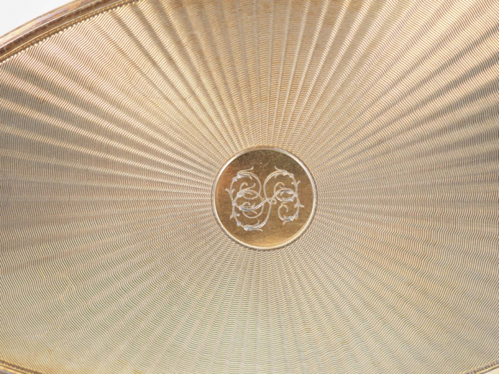 Nécessaire de toilette de voyage en vermeil. Comprenant :  - une boite