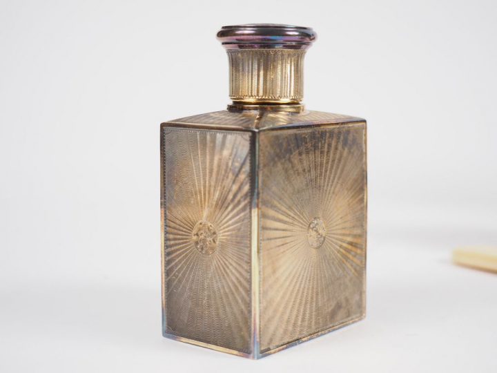 Nécessaire de toilette de voyage en vermeil. Comprenant :  - une boite