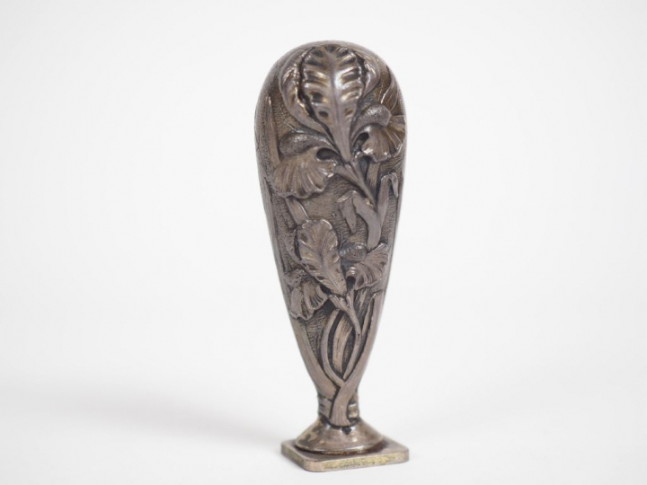Cachet de style Art Nouveau en argent, à décor d'iris.  H. 6 cm Poids.