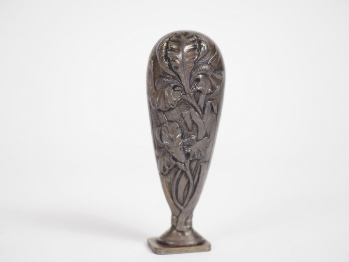 Cachet de style Art Nouveau en argent, à décor d'iris.  H. 6 cm Poids.