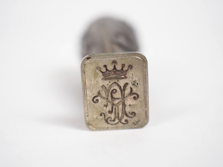 Cachet de style Art Nouveau en argent, à décor d'iris.  H. 6 cm Poids.