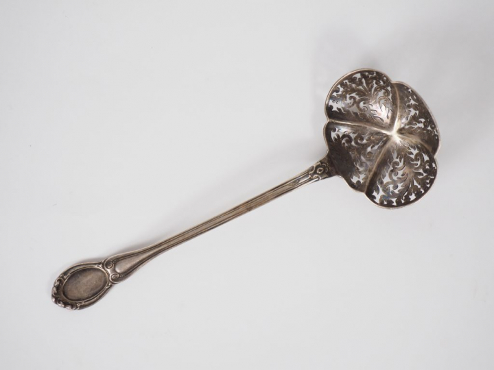 Cuillère à saupoudrer de style Louis XV en argent, poinçon Minerve.  A