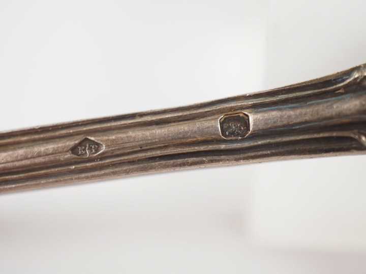 Cuillère à saupoudrer de style Louis XV en argent, poinçon Minerve.  A