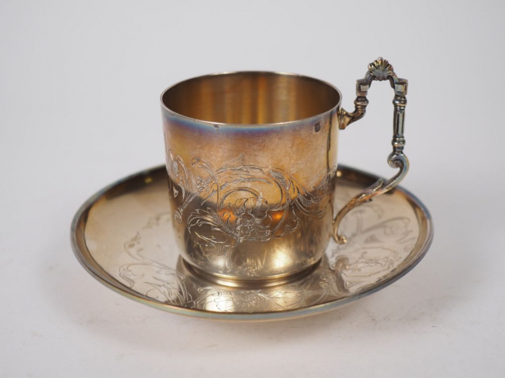 Tasse et sa sous-tasse en argent, poinçon Minerve, à décor gravé de mo