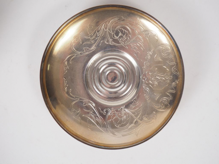 Tasse et sa sous-tasse en argent, poinçon Minerve, à décor gravé de mo