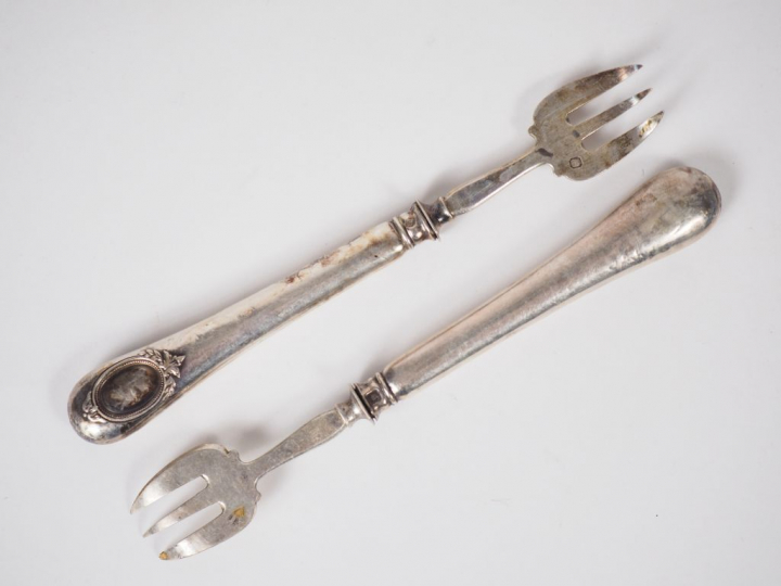 Suite de douze fourchettes à huitre en argent et argent fourré, poinço