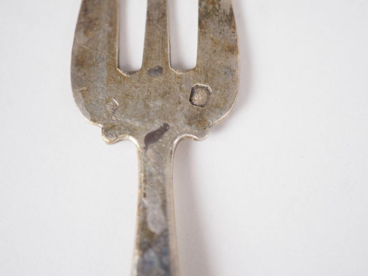 Suite de douze fourchettes à huitre en argent et argent fourré, poinço