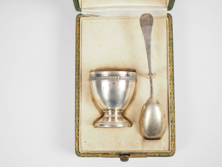 Coquetier et sa cuillère en argent, poinçon Minerve, à décor d'une fri