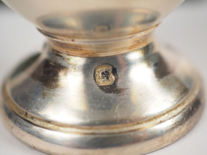 Coquetier et sa cuillère en argent, poinçon Minerve, à décor d'une fri