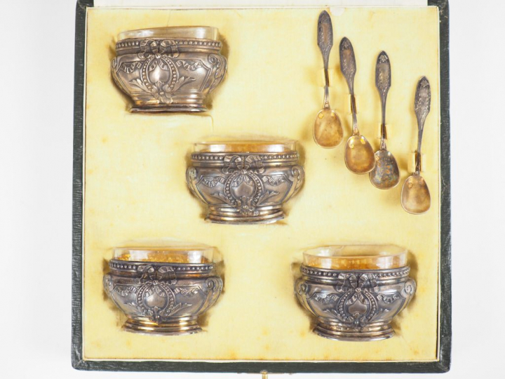 Suite de quatre salerons et leurs pelles de style Louis XVI en argent 