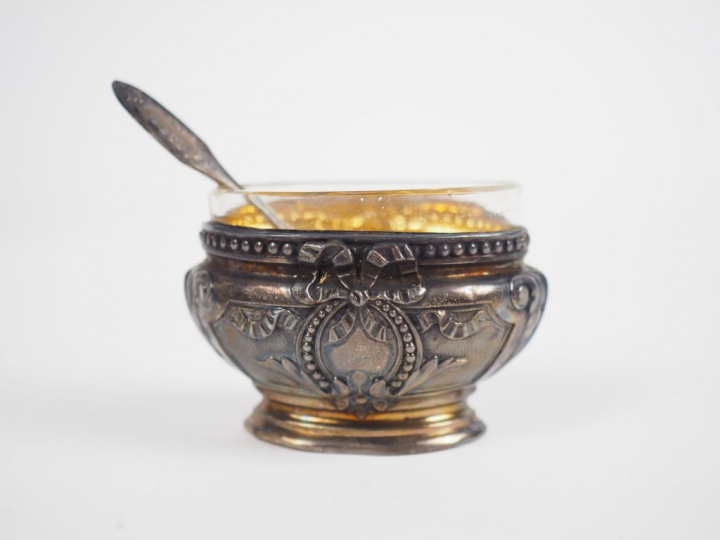 Suite de quatre salerons et leurs pelles de style Louis XVI en argent 