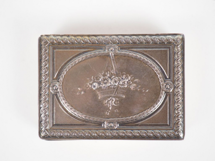 Petite boite rectangulaire de style Louis XVI en argent, à décor de pa