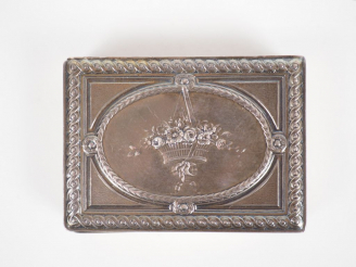 Vente aux enchères Petite boite rectangulaire de style Louis XVI en argent, à décor de pa