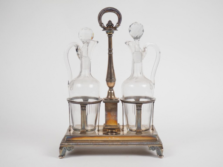 Huilier-vinaigrier de style Louis XVI en argent, à décor de godrons, r