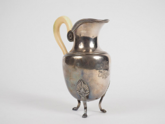 Vente aux enchères Petite verseuse tripode de style Louis XVI en argent, poinçon Minerve,