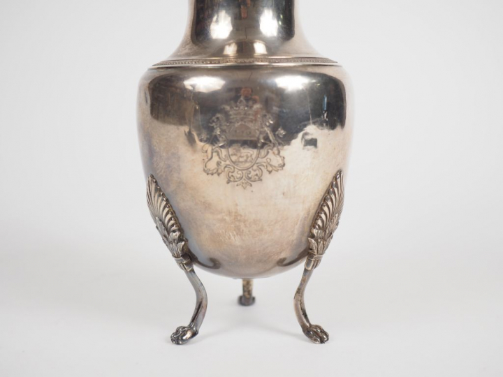 Petite verseuse tripode de style Louis XVI en argent, poinçon Minerve,