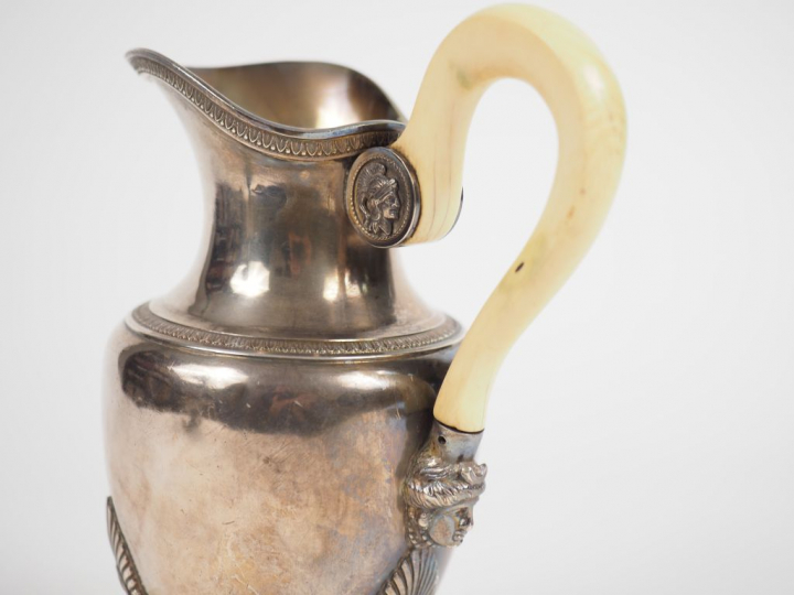 Petite verseuse tripode de style Louis XVI en argent, poinçon Minerve,