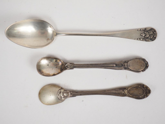 Vente aux enchères Paire de pelles à sel en argent, poinçon Minerve, modèle à cartouche. 