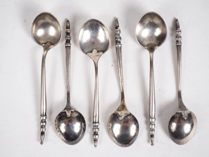Suite de six petites cuillères en argent étranger.  Poids. 57g