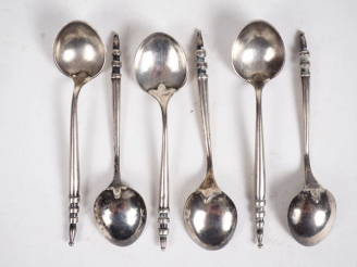 Vente aux enchères Suite de six petites cuillères en argent étranger.  Poids. 57g