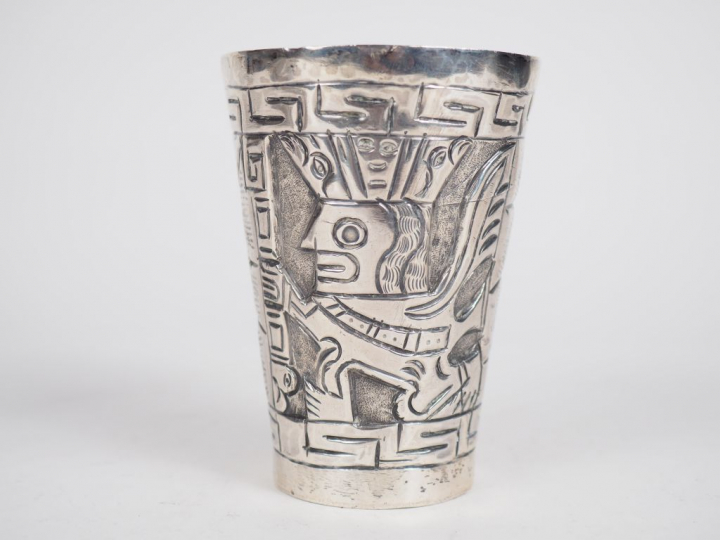 Verre en argent péruvien 925, à décor de grecques et d'un être fantast