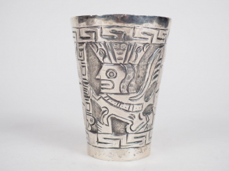 Vente aux enchères Verre en argent péruvien 925, à décor de grecques et d'un être fantast