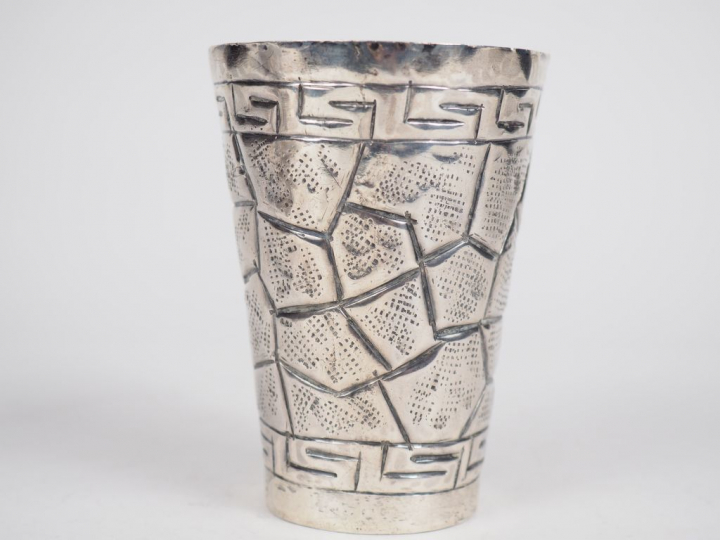 Verre en argent péruvien 925, à décor de grecques et d'un être fantast