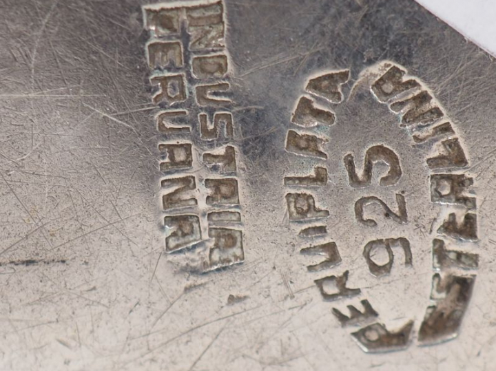 Verre en argent péruvien 925, à décor de grecques et d'un être fantast