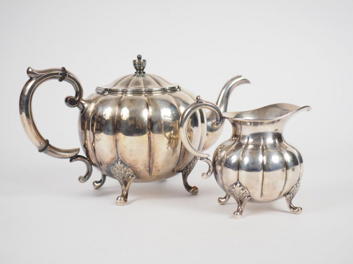 Théière et pot à lait en argent anglais 950, panse côtelée.  Poids. 10