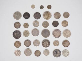 Vente aux enchères Lot comprenant trente-deux pièces, médailles ou jetons en argent.  Poi