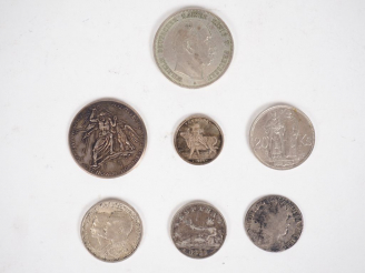Vente aux enchères Lot comprenant sept différentes pièces ou médailles en argent.  Poids.