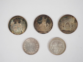 Vente aux enchères Lot comprenant des pièces de monnaie en argent dont trois de 1 Dinar. 