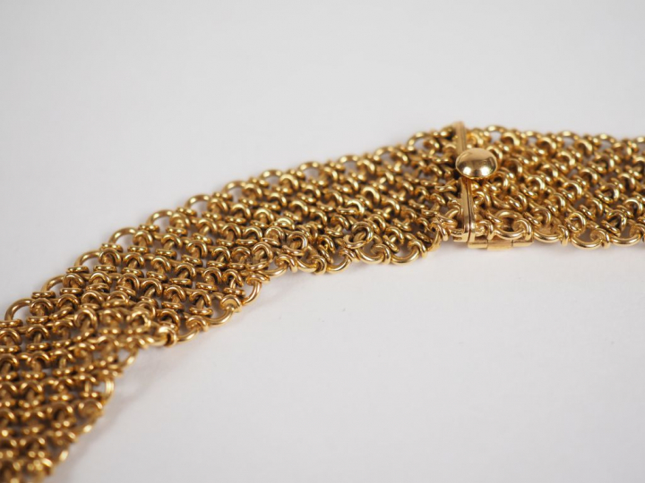 Parure en or jaune, comprenant un collier draperie et un bracelet manc