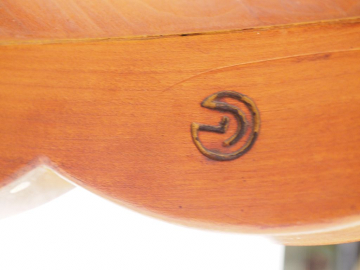 Léon JALLOT. Grand guéridon de salon circulaire en merisier et placage