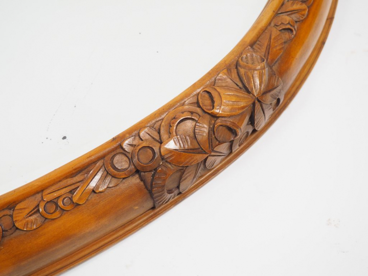 Léon JALLOT. Grand miroir ovale cadre en bois sculpté à décor de fleur