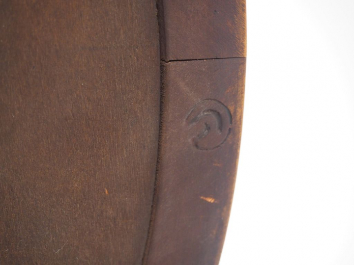 Léon JALLOT. Grand miroir ovale cadre en bois sculpté à décor de fleur