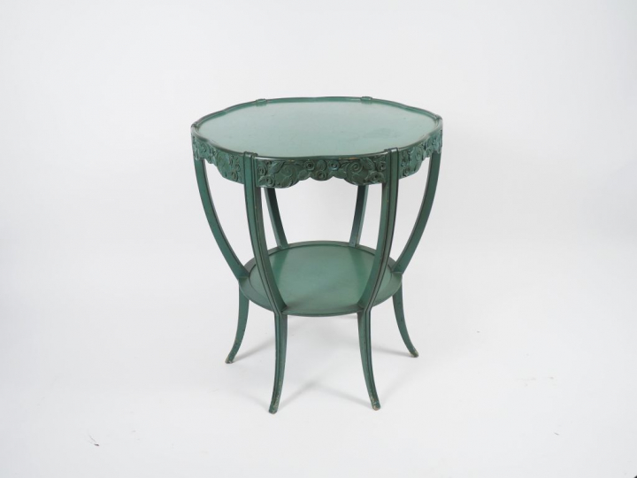 Léon JALLOT. Guéridon Art Déco en bois sculpté et laqué vert, à décor 