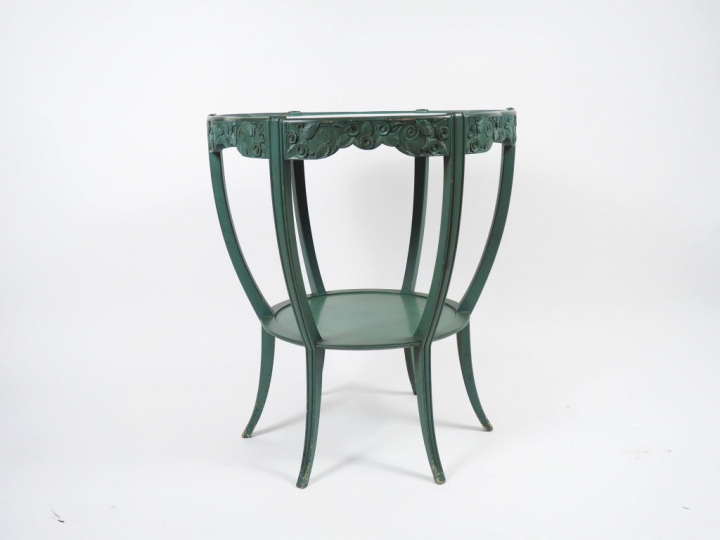 Léon JALLOT. Guéridon Art Déco en bois sculpté et laqué vert, à décor 