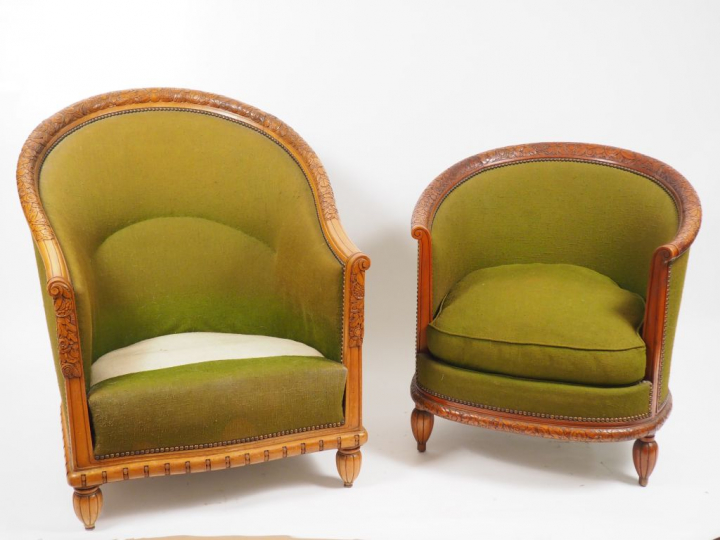 Léon JALLOT. 2 différents fauteuils gondole en acajou (?), mouluré et 